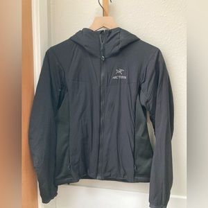Arc’teryx atom hoody lightweight synthetic jacket, water resistant in black